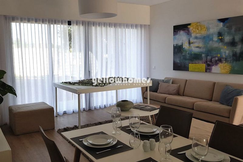 Apartamentos T2 duplex em construção num empreendimento de golfe